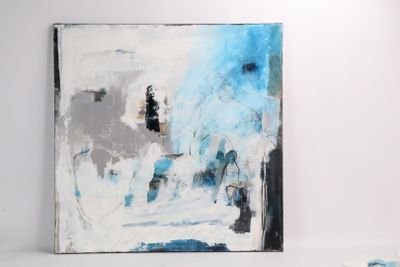peinture abstraite sur un mur blanc dans une pièce au sol blanc