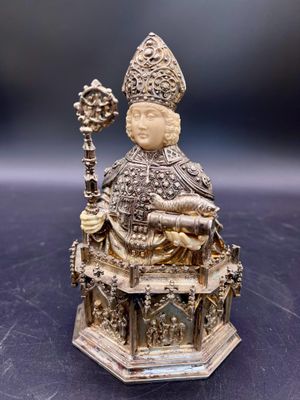 une image représentant une statue d'un prêtre assis sur un trône