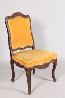 chaise en bois teinté garnie de velours jaune. - Photo 1