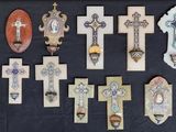 de nombreuses croix posées sur une table noire