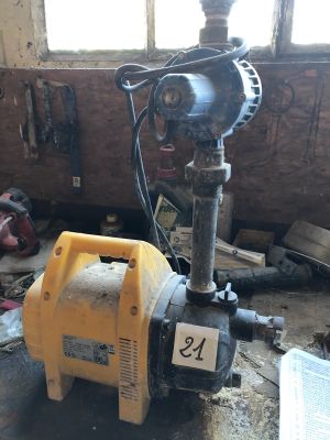 une machine posée sur le sol d'une pièce