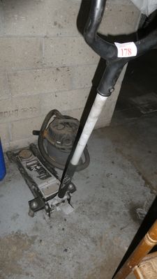 une petite machine qui se trouve dans une pièce