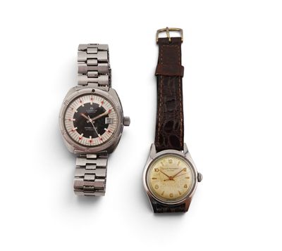 une image d'un couple de montres assises l'une à côté de l'autre