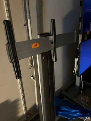 une télévision fixée au mur dans une pièce