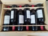 bouteilles de vin rouge dans un coffret en bois sur une table