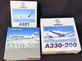 trois boîtes de cartes « Airplus Airliner » posées sur une table
