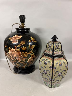 deux vases posés l'un à côté de l'autre sur une table