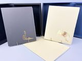 trois cartes dans une boîte bleue ornée de dorures