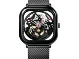 un gros plan d'une montre avec un bracelet en maille noire