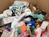 une boîte en carton remplie d'objets divers qui s'y trouvent