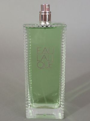 eau eau oue eau eau oue eau eau eau eau : flacon pulvérisateur sur fond blanc