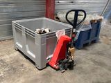 un bac et une fourchette dans un garage
