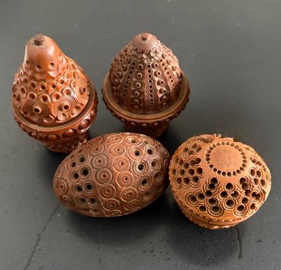 trois petits objets en bois posés sur une table