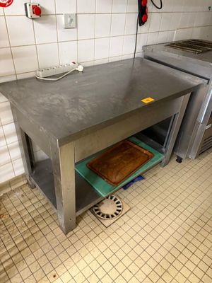 une cuisine équipée d'une cuisinière, d'un four et d'un évier