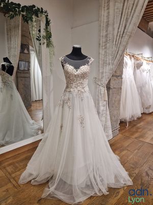 Robe de mariée princesse, Point Mariage, modèle MIRAT, en tu…