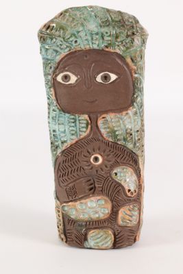 une sculpture en céramique représentant une femme tenant un bébé dans ses bras