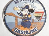 une photo d'une affiche de Mickey Mouse accrochée au mur