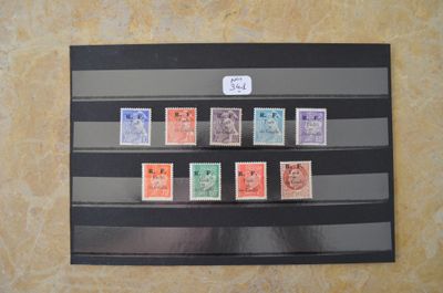 une photo d'une photo représentant une collection de timbres accrochée au mur