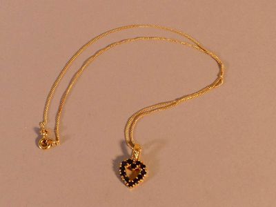 gros plan d'un collier sur une table à fond blanc