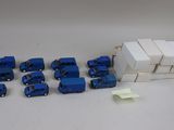 beaucoup de petits camions bleus et une boîte blanche