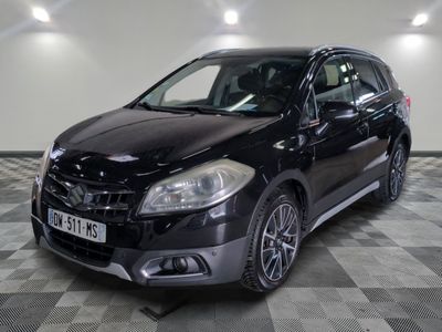 la photo d'une voiture noire garée dans un garage