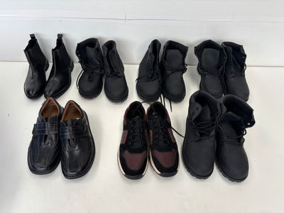 plusieurs paires de chaussures pour homme alignées sur une table