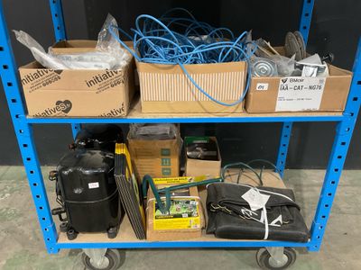 un chariot sur lequel se trouvent de nombreux objets différents dans la pièce