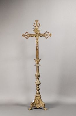 crucifix en laiton posé sur un socle surmonté d'une croix