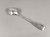 une cuillère en argent avec un manche de cuillère sur une table