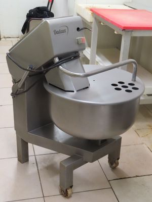 une machine posée sur le sol de la cuisine