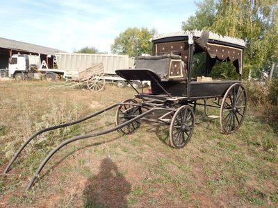 une calèche garée dans l'herbe