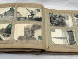 un livre ouvert sur lequel figurent des photos de différents endroits