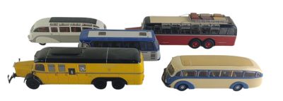quatre petits bus qui sont placés les uns à côté des autres