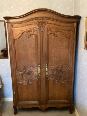 Armoire en noyer sculpté et sculpté, la corniche mouvementée…