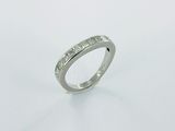 gros plan d'une bague en diamant sur une surface blanche