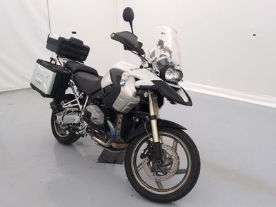 une moto garée dans une pièce aux murs blancs