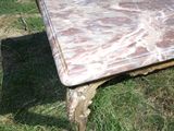 une table en marbre posée sur l'herbe dans le jardin