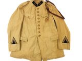 une vieille veste militaire avec un patch en cuir sur le col