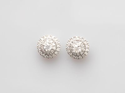 une paire de boucles d'oreilles en diamant sur fond blanc