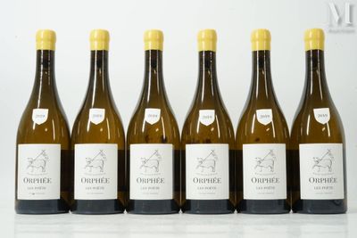 six bouteilles de vin sont alignées sur une table