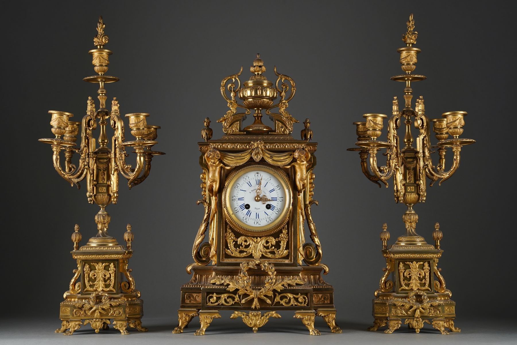 GARNITURE DE CHEMINEE en bronze doré constitué d'une pendule…