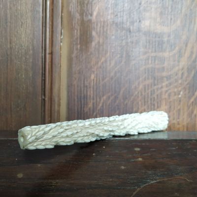 une corde blanche posée sur une table près d'une porte en bois