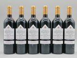 six bouteilles de vin rouge sont alignées