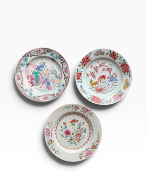 trois assiettes ornées de motifs floraux sur un fond blanc