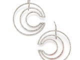 une paire de boucles d'oreilles créoles ornées de diamants blancs et roses