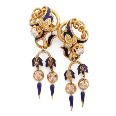une paire de boucles d'oreilles en saphir et diamants, signée Van Cleef