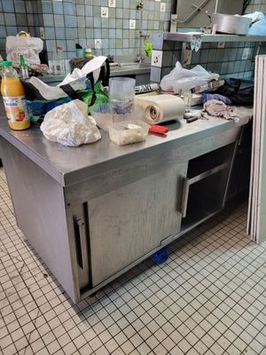 une cuisine avec beaucoup de désordre sur le comptoir