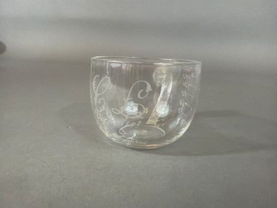une tasse en verre posée sur une table