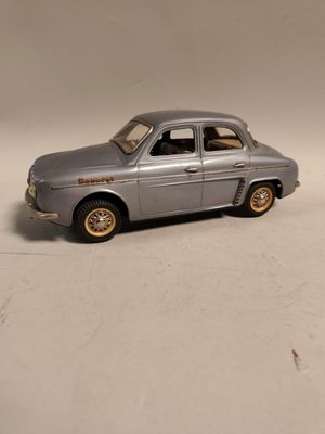 une voiture jouet posée sur une surface blanche