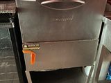 une image d'une cuisine avec une cuisinière et un lave-vaisselle